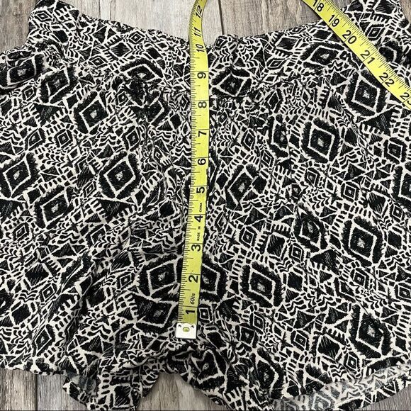 Mudd Geometric Loose Fit Baggy Shorts Cream And Black Size 14.5 - Picture 4 of 9